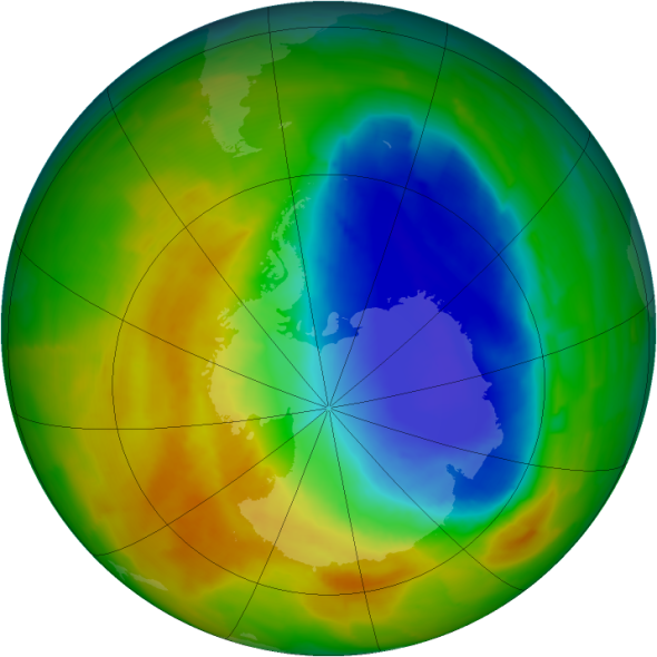 这是根据卫星实测数据给出的10月22日的南极臭氧分布水平，其中蓝色和紫色显示臭氧水平较低，红色和黄色显示臭氧水平较高