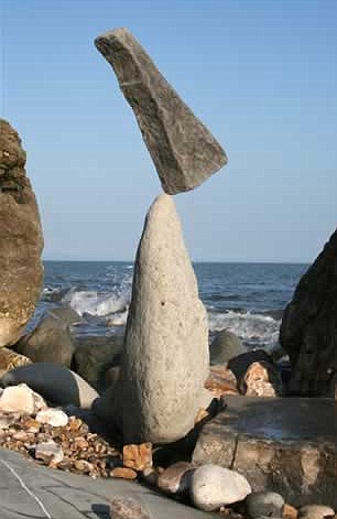 英国男子海滩用石头叠罗汉展现平衡之美(图)
