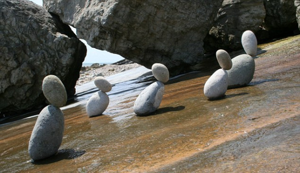 英国男子海滩用石头叠罗汉展现平衡之美(图)